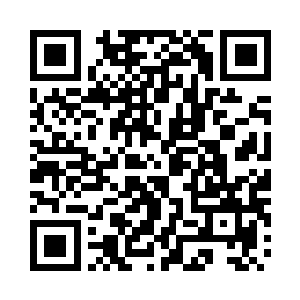 然后三个人在抡着大锤往土里砸固定桩的时候二维码生成