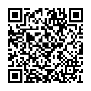 然后也就在左丘明月指的位置上坦然的坐了下来二维码生成