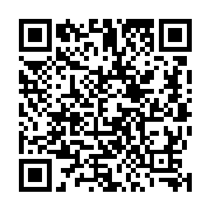然后从随身携带的单肩包里找出一张护身符递给黄晓颖道二维码生成