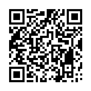 然后他指着照片最右侧那个看上去文质彬彬二维码生成