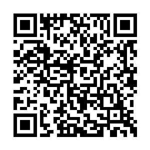 然后他朝着刚才程小雅出来的那间病房走去……二维码生成