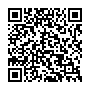 然后以一种人们难以理解的方式冲进了黑云之内二维码生成