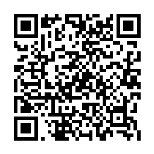 然后伸手从裤兜里摸出一张已经写好条例的黑纸二维码生成