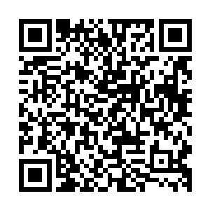 然后再叫几个学的不错的大叔大婶去酒吧门前摆下几个小摊子二维码生成