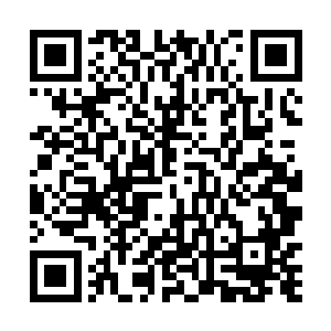 然后双手提着拖曳及地的裙子袅娜地走向旁边的卫生间二维码生成