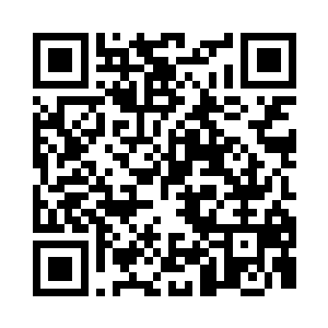 然后另外一手小心翼翼的将菜苗放进去二维码生成