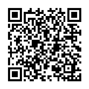 然后叽里呱啦冲站在一边看热闹的两个年轻人说了几句二维码生成
