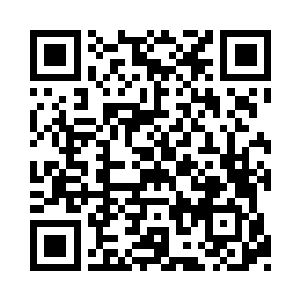 然后在床头柜上拿起纸和笔写了一串电话号码二维码生成