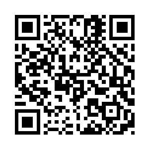 然后在萧语的肩膀上慢慢地涂抹了起来二维码生成