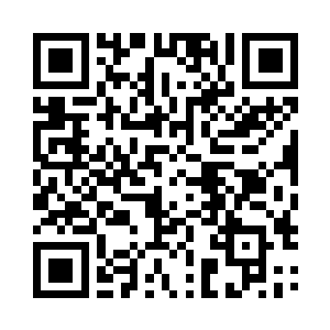 然后在这几个年轻人的边上角落处坐了下来的二维码生成