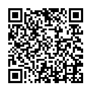 然后女人用双手挤在胸前裙装领口两个露出的半球上二维码生成