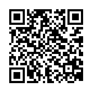 然后将摆放在讲台上的一张纸拿了起来二维码生成