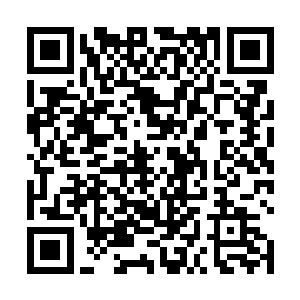 然后将里面的那种淡蓝色的液体倒入了眼前的伏龙潭中二维码生成