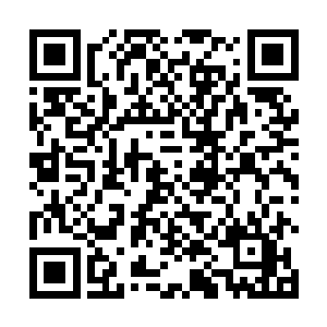 然后小声的把两把手柄上镶着绿色石头的匕首递给巴松二维码生成