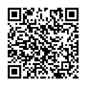 然后带着他走进了一间用来审讯犯罪分子的审讯室二维码生成
