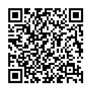 然后抱着手中的狙击步枪迅速的朝山坡上的一个大石头跑去二维码生成