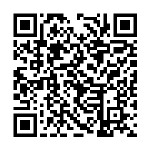 然后拿起了桌子上的一盏不怎么亮的灯晃悠了几下二维码生成