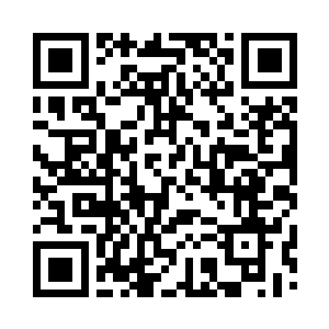 然后拿起旁边准备好的勺子就在锅里搅拌着二维码生成