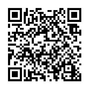 然后放到柜台上轻轻的推到了办事员小伙子的面前二维码生成