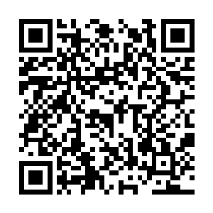 然后用一把小刀在她的额头上划了一个诡异的符文二维码生成