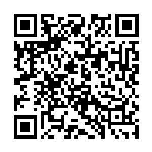 然后用两根金色的锁链将冷轩和楚香瑗给捆绑了起来二维码生成