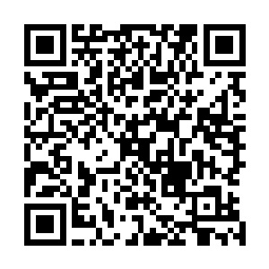 然后神不知鬼不觉的将两盒香烟轻轻划到了办公桌的抽屉里二维码生成