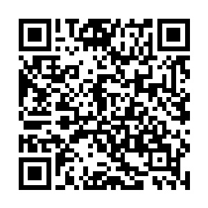 然后紧紧的锁住她……在所有人痴迷加疑惑的视线下二维码生成