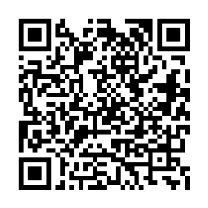 然后跟在两人身后走到一个半圆光罩挡住的区域二维码生成