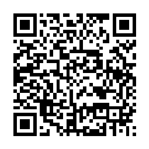 然后颇有演技的一路搜寻is死者身上和房间里遗留的财物二维码生成