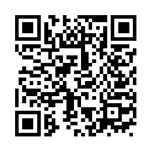 爱多里商业街的街坊们津津有味的聆听着二维码生成