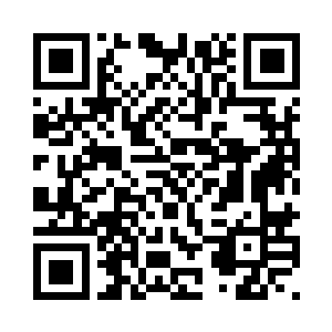 父子俩坐在旋转木马上玩的很开心二维码生成