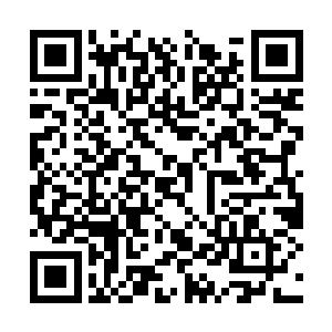 父子和母女一起听到消息激动流泪的场景随处可见二维码生成