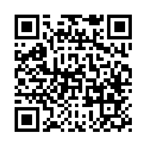 父母将女孩抱起细声细语安慰……二维码生成