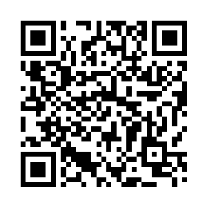 爸爸回过神想要接过妈妈手里的小宝二维码生成