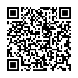 爽朗的黑发青年认真的照顾着床上睡得宛若天使的另一位青年二维码生成