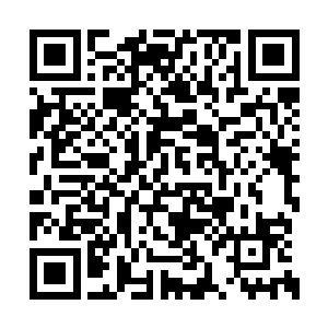 牙齿狠狠的在男人的肩膀上咬下一个深深的牙印二维码生成