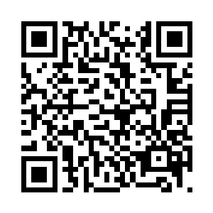 牵着她的手朝着小洋房的大门口走去二维码生成