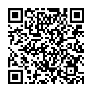 特写从她的脚到故意浸透出血迹的包扎最后集中在脸上二维码生成