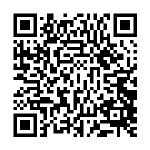 狼眼钟天此时已经用最快的速度混进了市中心最繁华的百货商场二维码生成