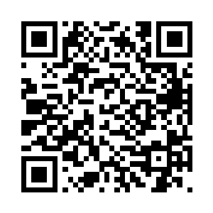 猛然抓住了一个人手里的枪向上一举二维码生成