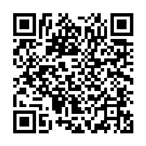 猛然间冲来的日月黑龙看到苏落手中高举的海皇三叉戟二维码生成