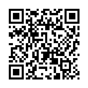 猩红的花朵盛开在翠绿茂盛的枝头二维码生成