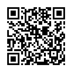 玄琴芊芊玉手轻轻的抚放着桌面上的琴弦二维码生成