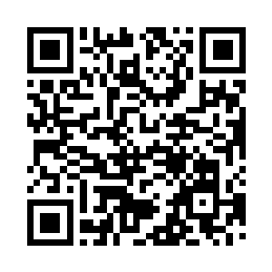 玉米棒子晒干后被大家用手搓下玉米粒二维码生成