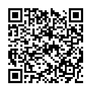 王允熙在座位等着慕云海结完帐来帮她拿东西离开二维码生成