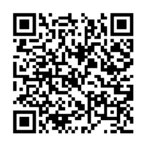 王大郎就坐在香裱店一楼那办公桌后边一个劲抽烟二维码生成