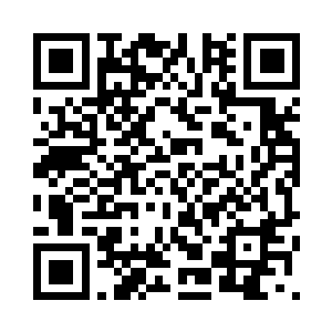 王家山边切药边指挥着陈丽红捣药二维码生成