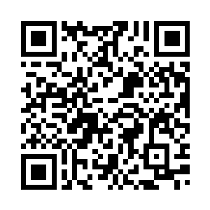 王明和身后的几个黑衣人弯腰鞠躬二维码生成