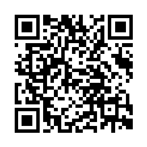 王晓刚的两只手放置在自己盘着的双腿上面二维码生成