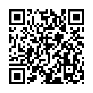 王淑芳正在屋子里背对着大门的方向扫地二维码生成